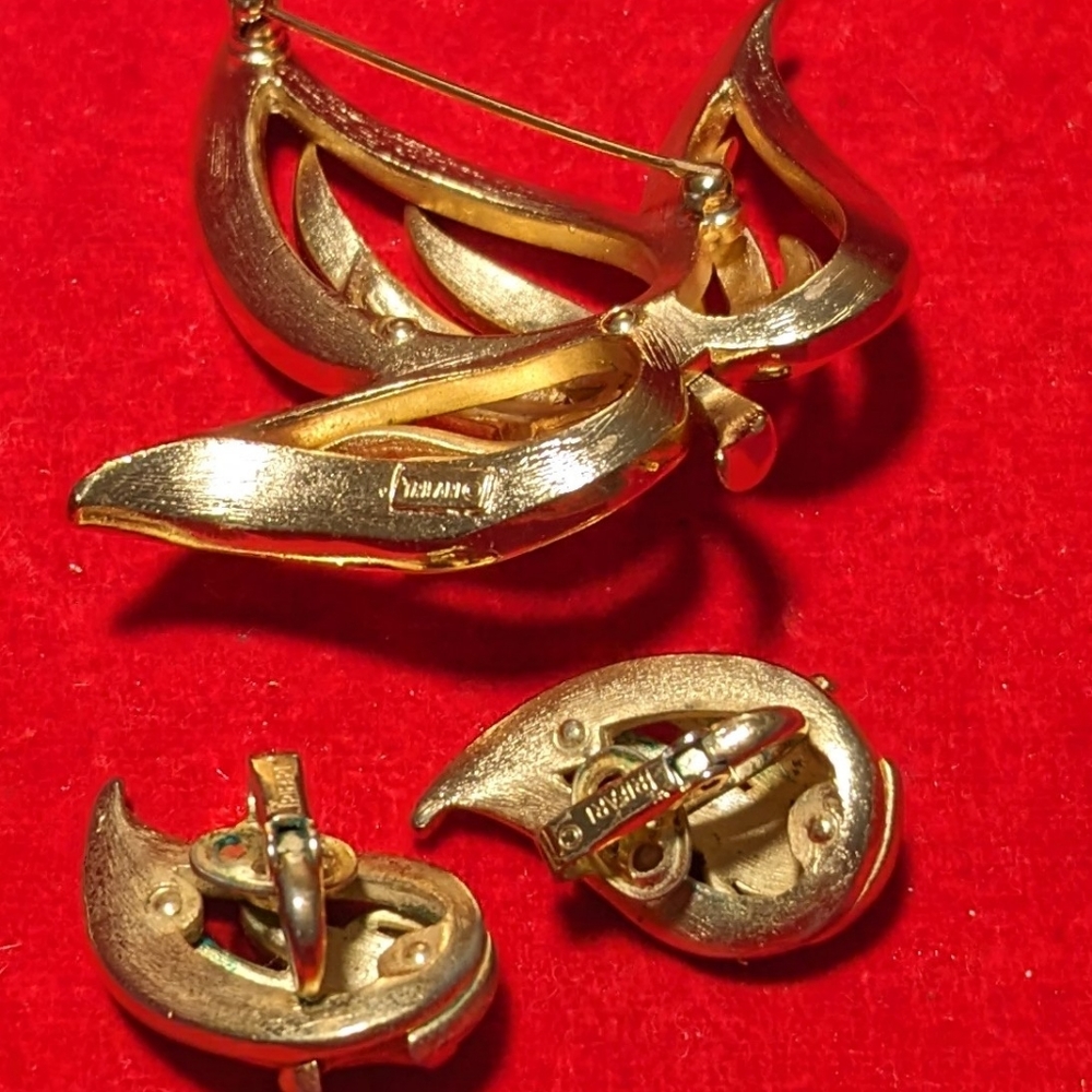 Vintage Trifari gold-tone leaf brooch and clip earrings